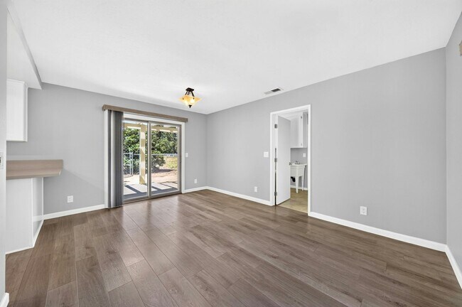 Building Photo - 28147 Queensbridge Rd