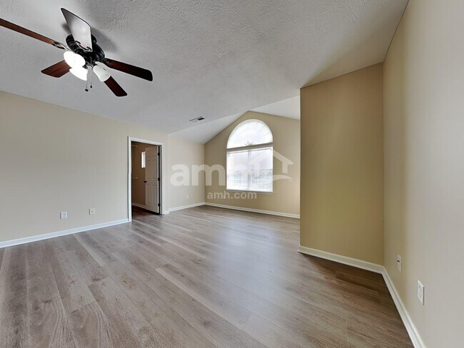 Building Photo - 5 Wells Dr