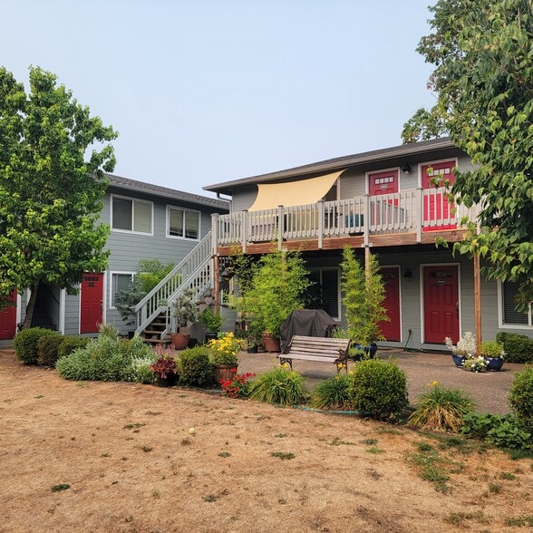 Primary Photo - 7023 N Burlington Ave