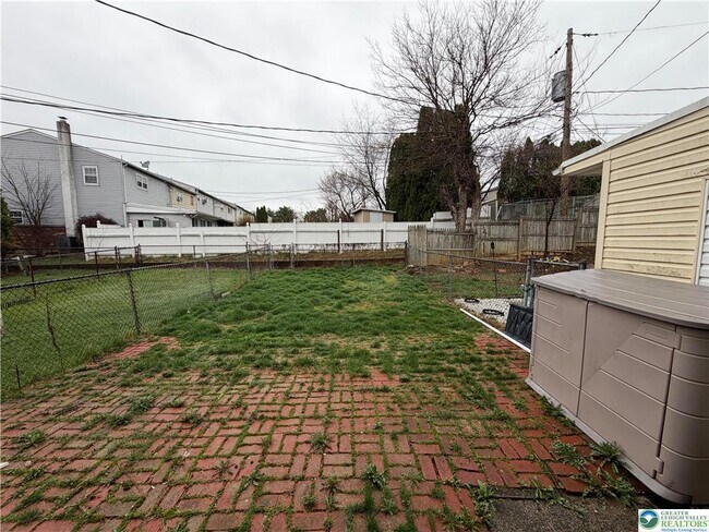 Building Photo - 815 Fernhill Ln