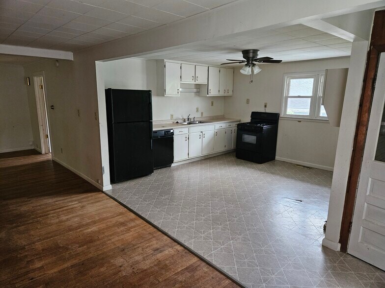 Building Photo - 506 E Hillside Dr