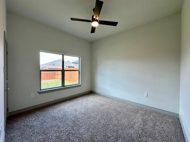 Building Photo - Self Showing - Beautiful 4 Bed 2 Bath - Co...