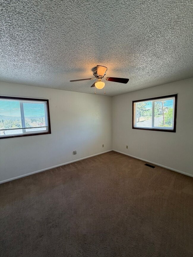 Building Photo - The Perfect House for Roommates, 6bdrms, 3.5 baths, 1.5 miles from Oregon Tech and Sky Lakes Medi...
