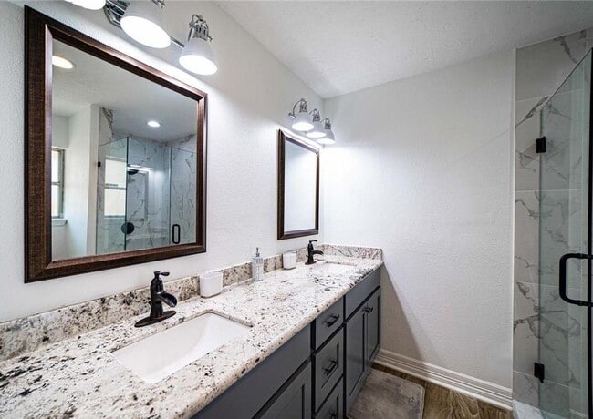 Building Photo - Newly Renovated 4-bedroom Home Inside the Loop