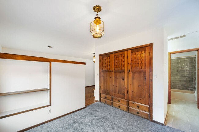 Building Photo - Inviting Studio in the Heart of Downtown S...