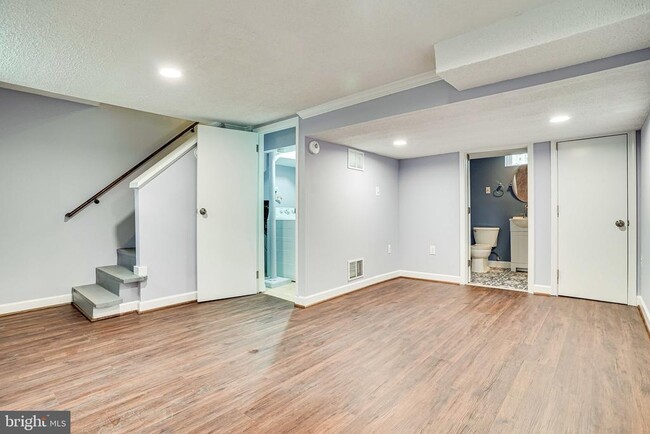 Building Photo - 2901 Farmington Dr