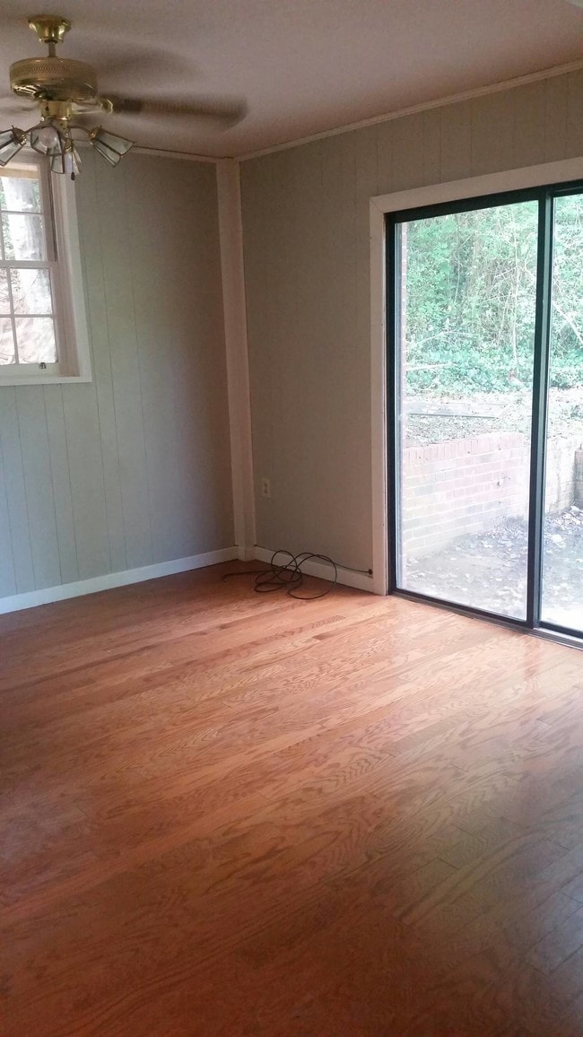 Building Photo - 318 N Country Club Dr