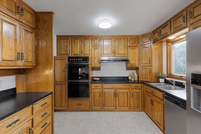 Building Photo - Split-Entry Home in La Vista! This 3-bedro...