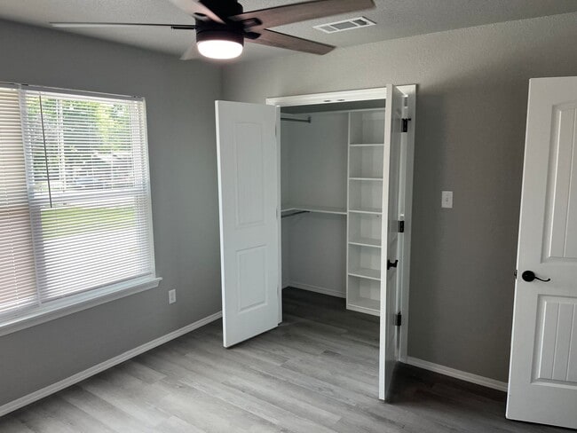 Building Photo - 1611 Poplar St