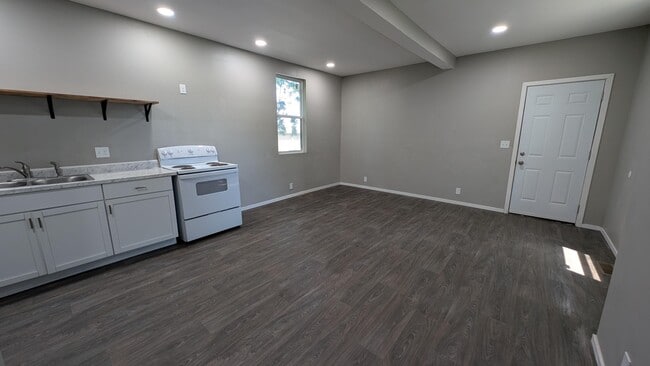 Building Photo - 820 S Moffet Ave