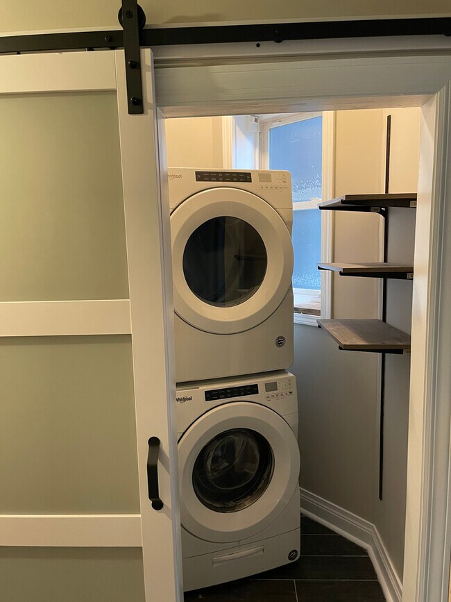 Building Photo - 2826 W Lyndale St