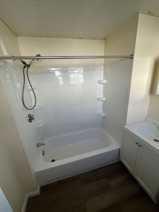 Building Photo - Studio Apartment for Rent – Utilities Included!