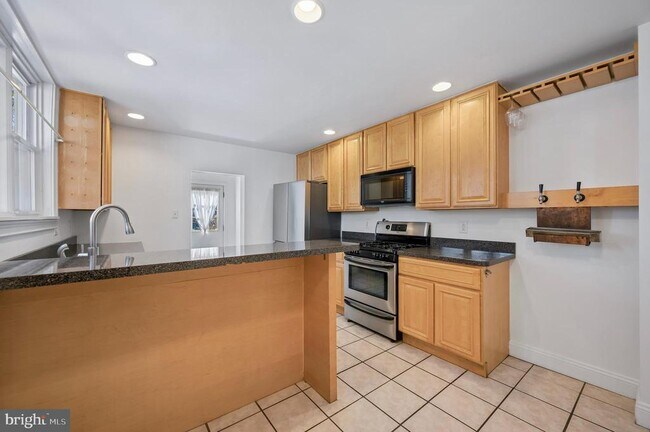 Building Photo - 447 Dupont St