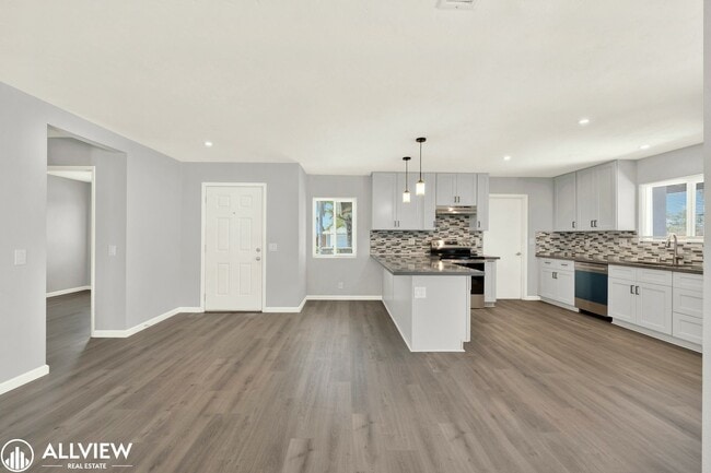 Building Photo - Newly Remodeled 4-Bedroom Gem with Spaciou...