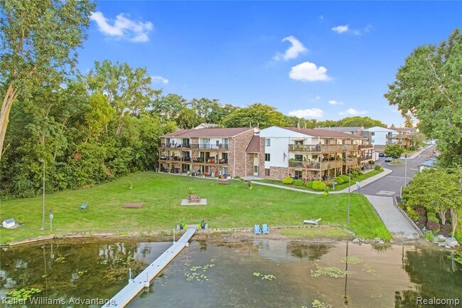 Building Photo - 855 S Pontiac Trail