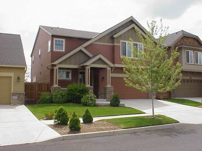 Building Photo - VIDEOTOUR: Stunning Home with Lots of Spac...