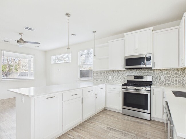 Building Photo - Modern Freestanding Condo with Private Yard Near Downtown Austin