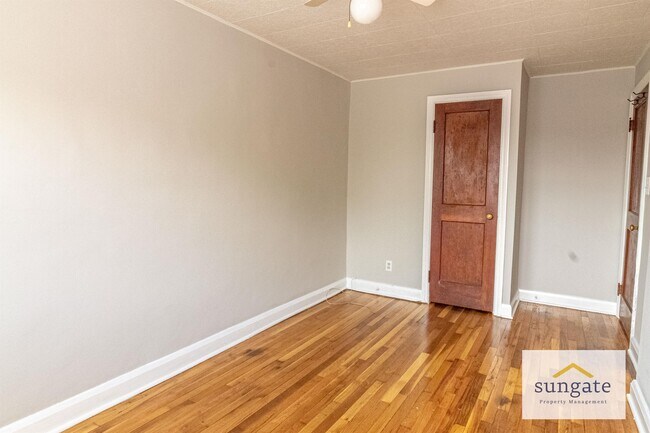 Building Photo - 304 W Riverview Rd