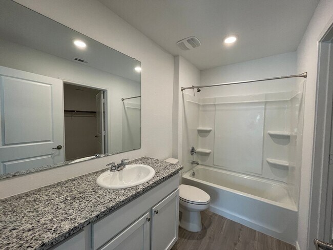 Building Photo - Beautiful 4 bedroom, 2 bathroom Home in Vida near Texas A&M San Antonio!