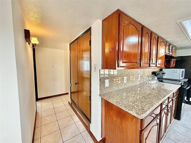 Building Photo - 7111 El Sereno Dr