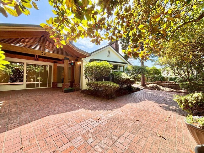 Building Photo - 6016 NE Keswick Dr