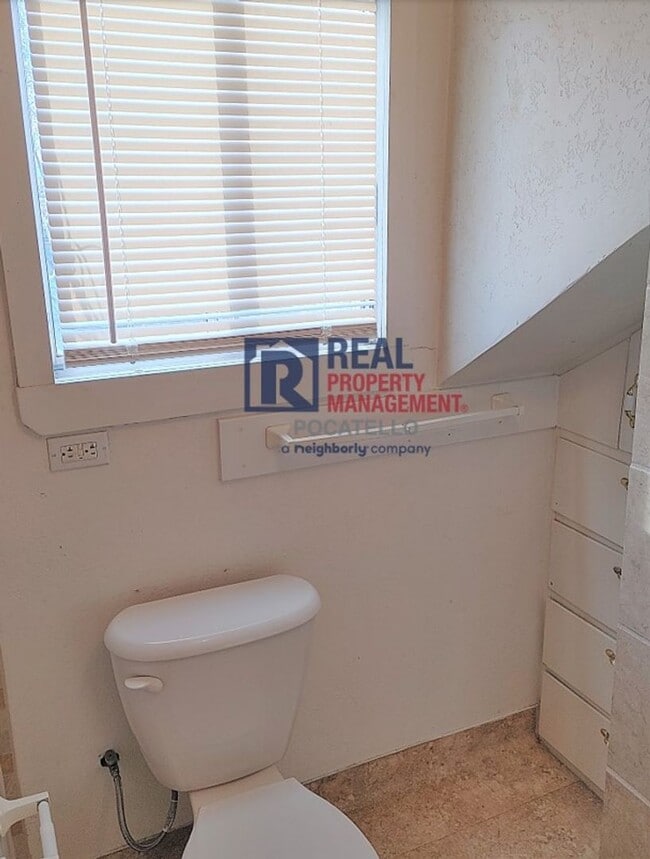 Building Photo - 517-519 E Cedar St