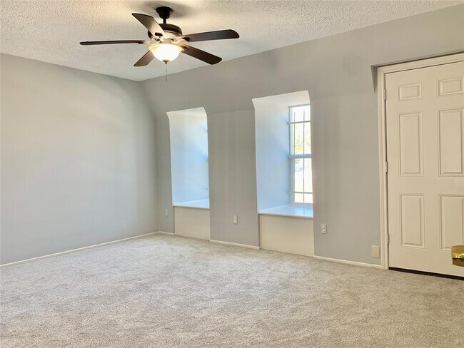 Building Photo - 374 N Post Oak Ln