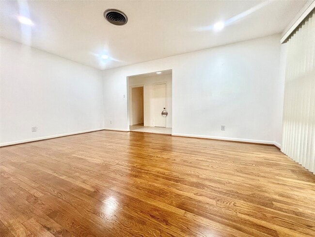 Building Photo - 5546 Beechnut St