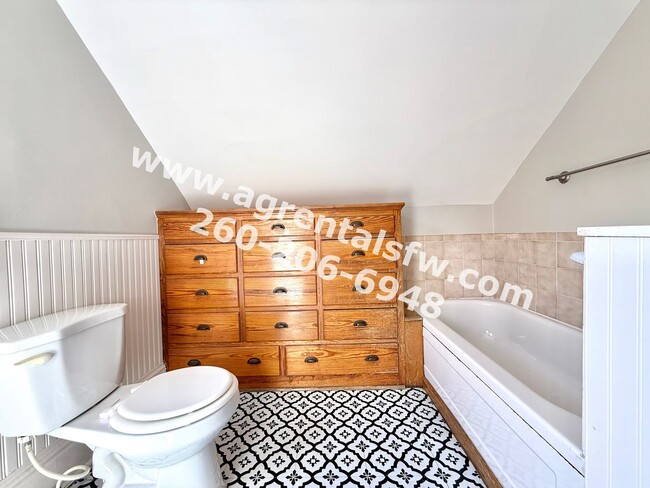Building Photo - 3 Bedroom House