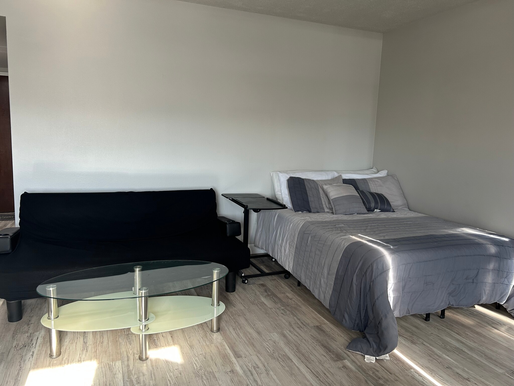 Building Photo - 410 W 7th St