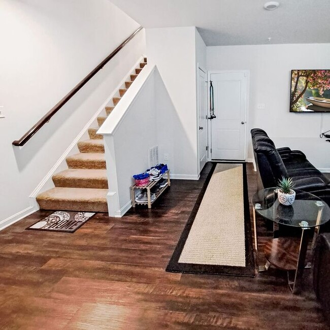 Building Photo - Gorgeous 3-Level End Unit Townhome, 3 Bedr...