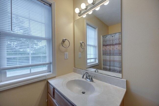 Building Photo - 1369 S Stella Dr