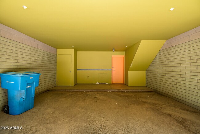 Building Photo - 1145 E Whitton Ave