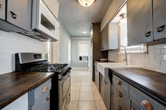 Building Photo - Charming 2-Bed, 1-Bath Upstairs Duplex Near the Paseo District * * * $350 MOVE-IN SPECIAL * * *