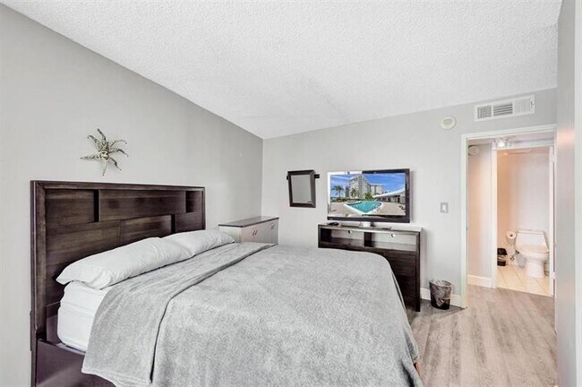 Building Photo - 100 Golden Isles Dr