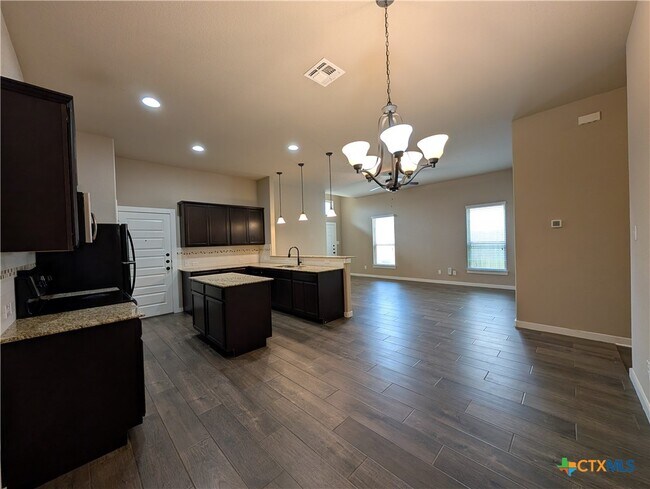 Building Photo - 2213 Avery Village