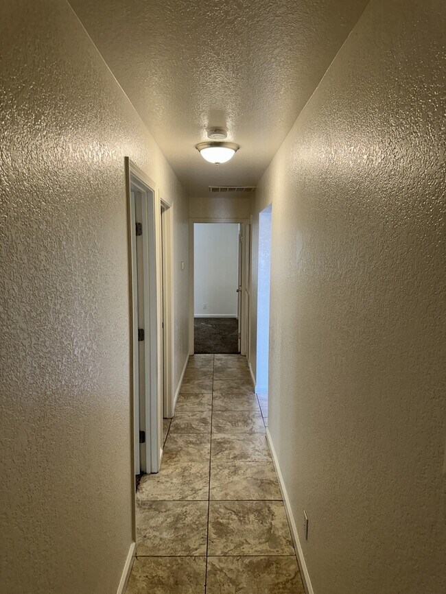 Building Photo - Riverbank 3 Bedroom 2 Bath Fourplex with Garage