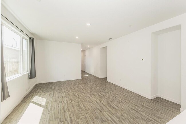 Building Photo - 2844 N Vahe Ave