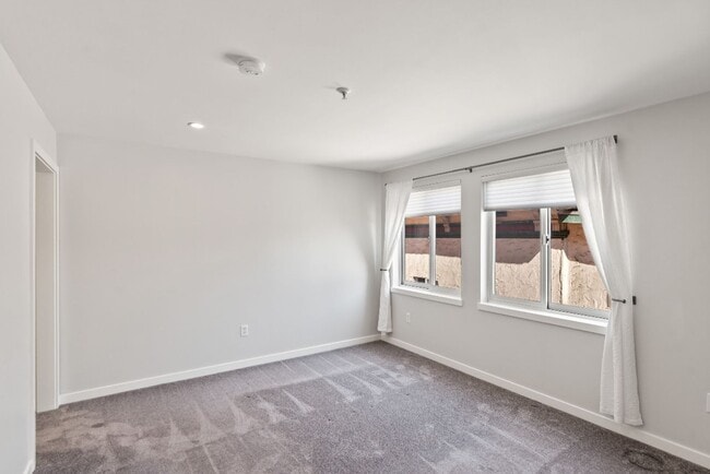 Building Photo - Well maintained two-story condo - Bright End Unit - Lease Terms Options Outlined in Description