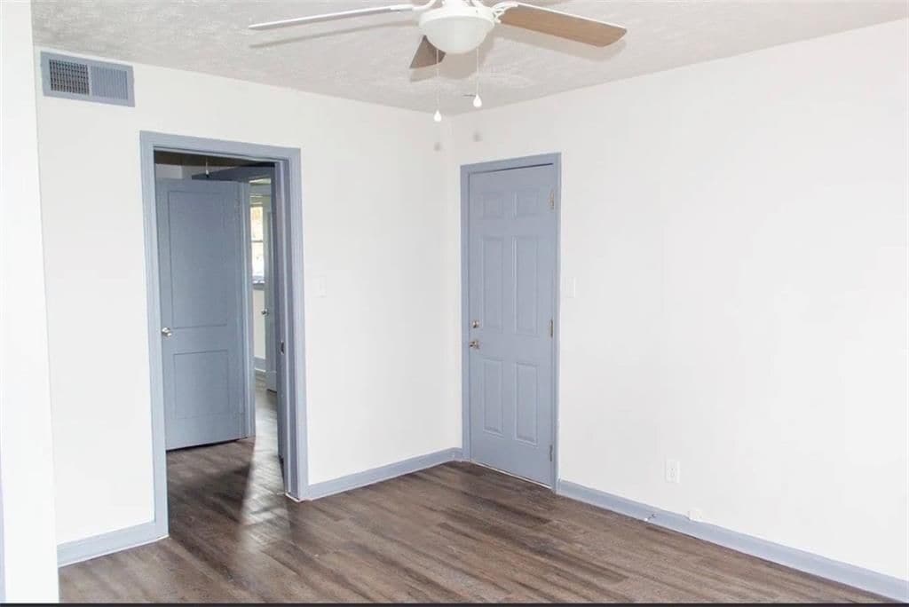 Building Photo - 2418 Crestview Ave