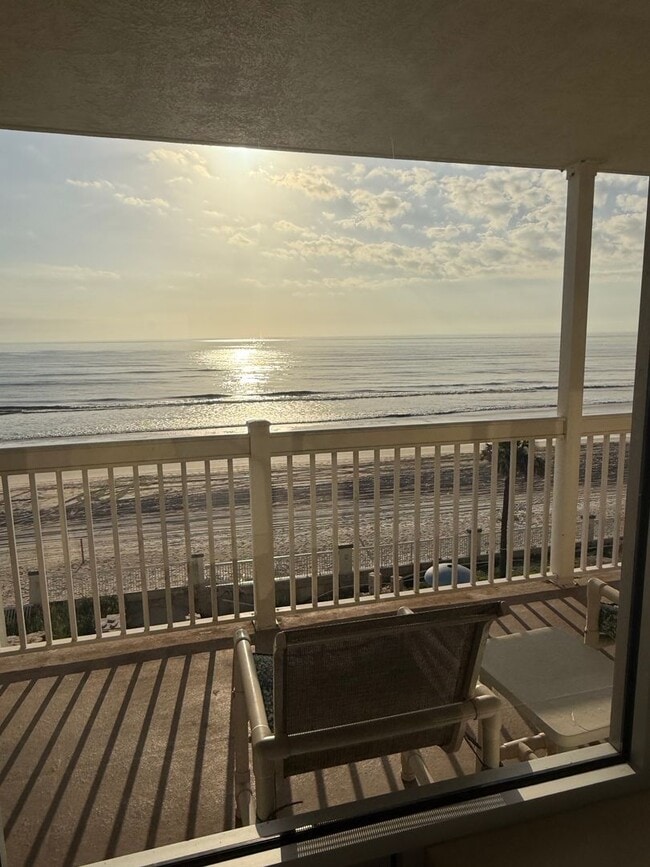 Building Photo - Ocean FRONT Studio! Amazing and must see! DEPOSIT-FREE Renting option thru OBLIGO! Deposit Altern...