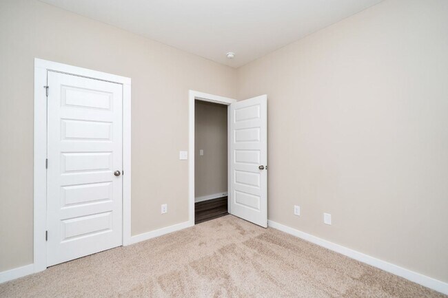 Building Photo - Gorgeous 3BR Home – Fresh Renovation with Appliances Included!