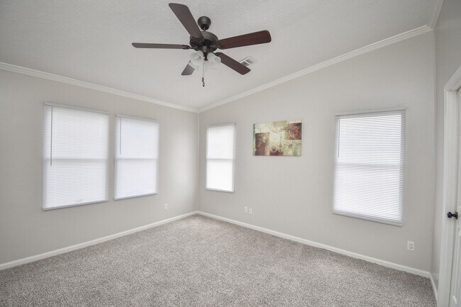 Building Photo - 807 E Mesquite Ln
