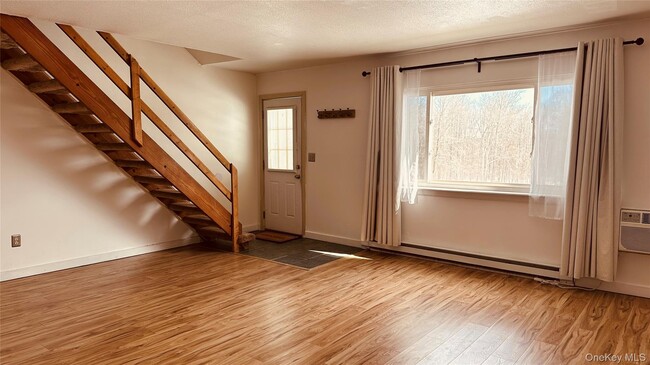 Building Photo - 881 Albany Post Rd