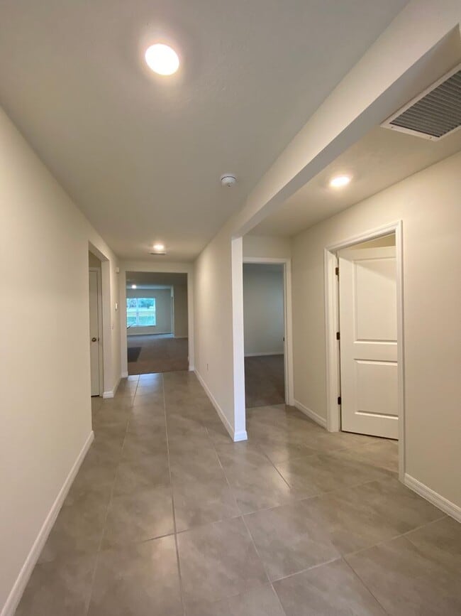 Building Photo - Desirable SE Ocala Neighborhood - Deer Path - 3/2/2 *Won't Last*