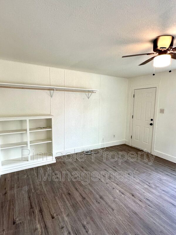 Building Photo - 717 E Harris Ave