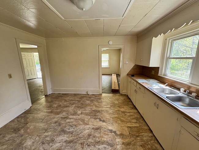 Building Photo - 2/1 with extra space in Uptown Shelby, NC