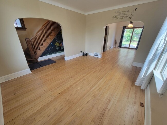 Building Photo - AVAILABLE October 1st! - 3 BED 1 BATH Home!