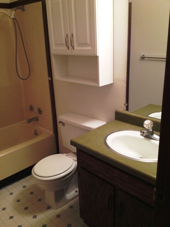 Building Photo - Spacious home in East Manhattan!