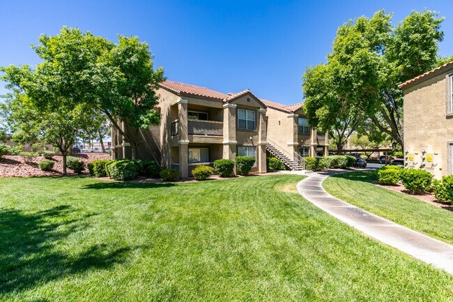 Building Photo - Beautiful 2Bed/2Bath First Floor Condo located in Silverado Ranch